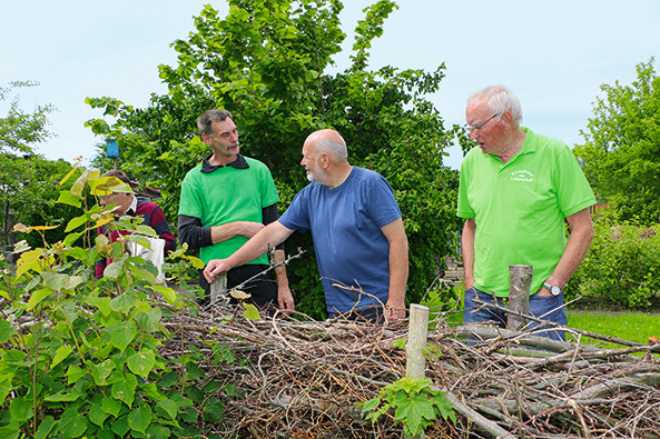 Austausch über die Hecke