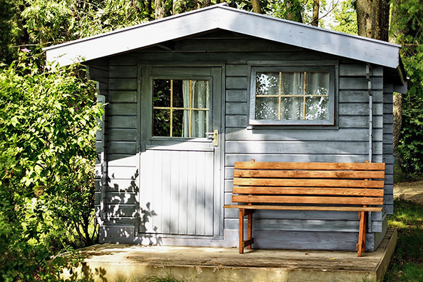 Ein kleines Gartenhaus mit Sprossenfenster